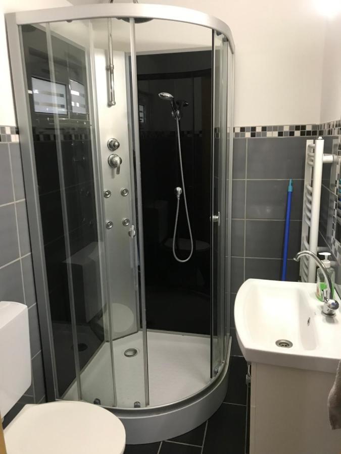 Kerti Franciaagyas Apartman Vac Exterior photo